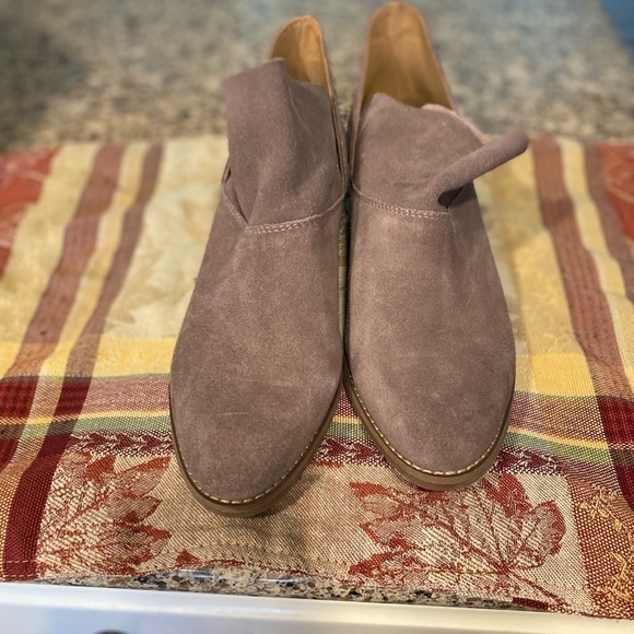 Lucky Brand Fahmida suede ankle booties size 8.5 NWOT - Picture 5 of 10